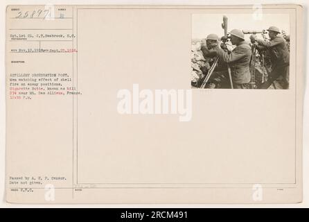 Artillerie-Beobachtungsposten auf Hügel 274 nahe Mt. Des Allieux, Frankreich. Männer beobachten Patronenfeuer auf feindlichen Positionen. Foto aufgenommen am 25. September 1918 während des Ersten Weltkriegs von Sergeant 1. Cl. J.T. Seabrook aus South Carolina. Zensiert von der A.E.F. und später ohne ein bestimmtes Datum ausgestellt. Stockfoto