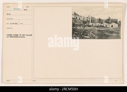 Eine Gruppe amerikanischer Soldaten kann man im Dorf Burschamps, Frankreich, auf einer Straße sehen. Das Foto wurde am 12. Mai 1919 aufgenommen und trägt das Symbol 59639 E. U. Es zeigt eine typische Szene militärischer Aktivitäten während des Ersten Weltkriegs in dem kleinen französischen Dorf. Stockfoto