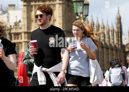 London, Großbritannien. 15. Juli 2023. Die Besucher der Westminster Bridge an einem windigen Tag in der Hauptstadt. (Credit Image: © Steve Taylor/SOPA Images via ZUMA Press Wire) NUR ZUR REDAKTIONELLEN VERWENDUNG! Nicht für den kommerziellen GEBRAUCH! Kredit: ZUMA Press, Inc./Alamy Live News Stockfoto