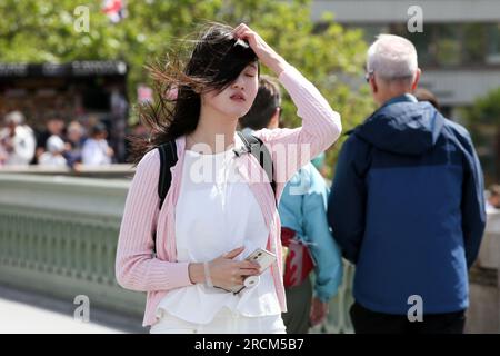 London, Großbritannien. 15. Juli 2023. Die Besucher der Westminster Bridge an einem windigen Tag in der Hauptstadt. (Credit Image: © Steve Taylor/SOPA Images via ZUMA Press Wire) NUR ZUR REDAKTIONELLEN VERWENDUNG! Nicht für den kommerziellen GEBRAUCH! Kredit: ZUMA Press, Inc./Alamy Live News Stockfoto