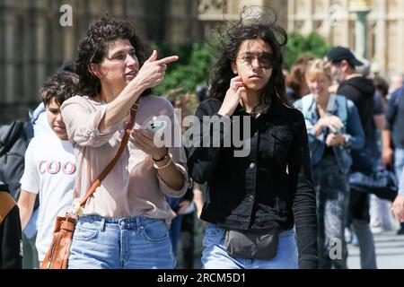 London, Großbritannien. 15. Juli 2023. Die Besucher der Westminster Bridge an einem windigen Tag in der Hauptstadt. (Credit Image: © Steve Taylor/SOPA Images via ZUMA Press Wire) NUR ZUR REDAKTIONELLEN VERWENDUNG! Nicht für den kommerziellen GEBRAUCH! Kredit: ZUMA Press, Inc./Alamy Live News Stockfoto