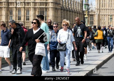 London, Großbritannien. 15. Juli 2023. Die Besucher der Westminster Bridge an einem windigen Tag in der Hauptstadt. (Credit Image: © Steve Taylor/SOPA Images via ZUMA Press Wire) NUR ZUR REDAKTIONELLEN VERWENDUNG! Nicht für den kommerziellen GEBRAUCH! Kredit: ZUMA Press, Inc./Alamy Live News Stockfoto