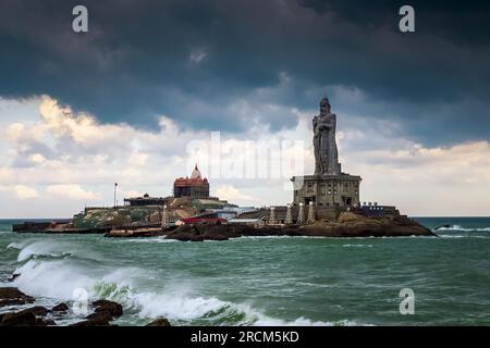 Kanyakumari Beach Tamilnadu, Südindien, ist ein malerisches Reiseziel, das einen atemberaubenden Blick auf die Monsunwolken über dem Ozean bietet. Stockfoto