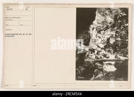 Italienischer Beamter inspiziert Befestigungsanlagen in den Bergen während des Ersten Weltkriegs. Das Foto wurde von einem Fotografen mit dem Erkennungscode „RECO“ aufgenommen. Das Foto zeigt das raue Gelände und die strategische Position der Befestigungsanlagen. Dieses Bild ist als Nummer 18.075 in der Sammlung katalogisiert. Stockfoto