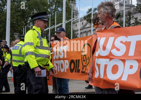 London, Großbritannien. 15. Juli 2023. Polizeibeamte werden dabei gesehen, wie sie die Aktivisten überzeugen, die Straße zu verlassen, oder sie werden verhaftet. Die 2022 gegründete Organisation Just Stop Oil. Sie beschreibt sich selbst als Koalition von Gruppen, die zusammenarbeiten, um die britische Regierung davon zu überzeugen, unverzüglich nicht mehr und mehr Geld in fossile Brennstoffe im Vereinigten Königreich zu investieren. Der langsame Marsch ist Teil ihres Wahlkampfes. Kredit: SOPA Images Limited/Alamy Live News Stockfoto