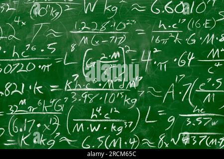 Mathematische Gleichungen und Formeln, die in Kreide auf grünem, schmutzigen Kreidetafelhintergrund geschrieben sind. Schulisches oder wissenschaftliches Forschungskonzept. Stockfoto