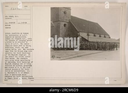 Auditorium in Biesles, Marne, Frankreich, wo französische Offiziere eine Schule für die Ausbildung von Mitgliedern der American Expeditionary Forces (AEF) als Dolmetscher betreiben. Die Schule wurde im Oktober 1917 gegründet und lieferte rund 2500 Dolmetscher an verschiedene Militäreinheiten. Die Schüler, die von der französischen Armee wegen ihrer Englischkenntnisse ausgewählt wurden, absolvierten einen vierwöchigen Kurs, um ihre Sprachkenntnisse zu verbessern und Kenntnisse in Geschichte, Geografie und den Wünschen des US-Oberbefehlshabers Courtois zu erwerben. Foto aufgenommen am 14. April 1919, von LT. Sears, USA Ein Foto des Signalkorps Stockfoto