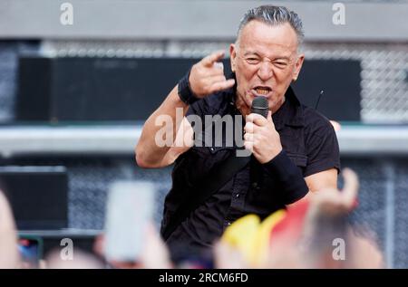 Hamburg, Deutschland. 15. Juli 2023. DER US-Musiker Bruce Springsteen ist im Volkspark Stadium auf der Bühne. Kredit: Georg Wendt/dpa/Alamy Live News Stockfoto