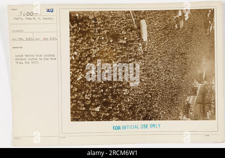 Eine große Menge versammelt sich in New York City, um Marshal Joffre im Mai 1917 während des Ersten Weltkriegs zu begrüßen Dieses Ereignis bedeutete einen wichtigen Moment der amerikanischen Militäraktionen und die starke Unterstützung des französischen Marshals in den Vereinigten Staaten. Dieses Foto ist aus der Sammlung „Fotos von amerikanischen Militäraktivitäten während des Ersten Weltkriegs“. Stockfoto