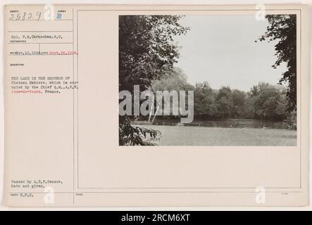 Soldat CPL. F. G. Carnochan, vom 8. Kavallerie-Regiment, wird am Lake Rabiere fotografiert, der sich auf dem Gelände des Chateau Rabiere in Joue-de-Tours, Frankreich befindet. Das Schloss wird vom Chefquartiermeister der amerikanischen Expeditionsstreitkräfte besetzt. Das Foto wurde am 28. September 1918 aufgenommen, das genaue Ausgabedatum ist jedoch unbekannt. Hinweis: Beschriftung mit 25829 als Referenz. Stockfoto