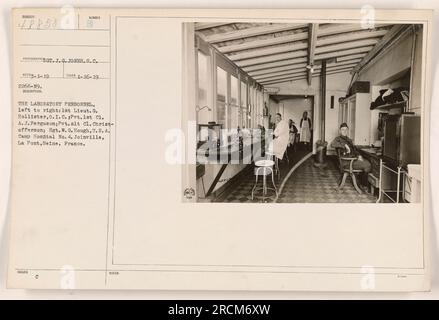 4T: Dieses Foto zeigt Laborpersonal im Camp Hospital Nr. 4 in Joinville, La Pont, seine, Frankreich während des Ersten Weltkriegs Von links nach rechts werden die Individuen identifiziert als 1. Lieutenant G. Hollister (leitender Offizier), Gefreiter 1. Klasse A.J. Ferguson, Gefreiter Christofferson der 1. Klasse und Sergeant W.G. Hough. Das Bild wurde am 16. Januar 1919 aufgenommen. Stockfoto