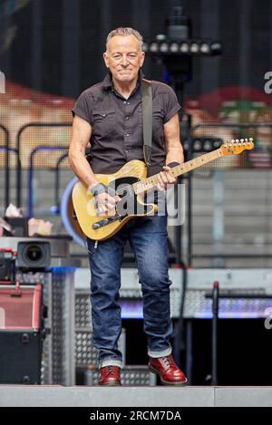 Hamburg, Deutschland. 15. Juli 2023. DER US-Musiker Bruce Springsteen ist im Volkspark Stadium auf der Bühne. Kredit: Georg Wendt/dpa/Alamy Live News Stockfoto