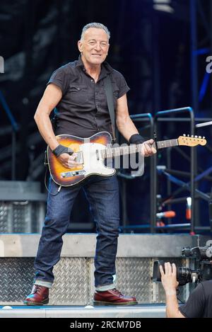 Hamburg, Deutschland. 15. Juli 2023. DER US-Musiker Bruce Springsteen ist im Volkspark Stadium auf der Bühne. Kredit: Georg Wendt/dpa/Alamy Live News Stockfoto