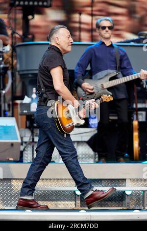 Hamburg, Deutschland. 15. Juli 2023. DER US-Musiker Bruce Springsteen ist im Volkspark Stadium auf der Bühne. Kredit: Georg Wendt/dpa/Alamy Live News Stockfoto