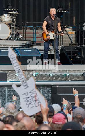 Hamburg, Deutschland. 15. Juli 2023. DER US-Musiker Bruce Springsteen ist im Volkspark Stadium auf der Bühne. Kredit: Georg Wendt/dpa/Alamy Live News Stockfoto