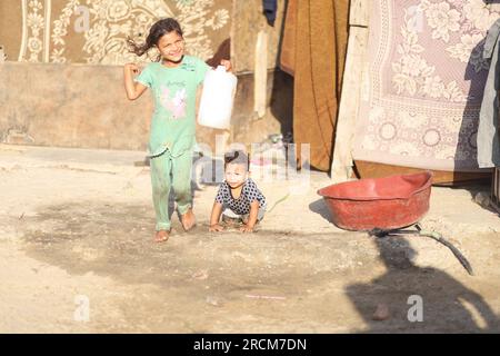 15. Juli 2023, Gazastreifen, Gazastreifen, Palästina: Kinder aus armen Stadtvierteln im Gazastreifen. (Kreditbild: © Doaa Albaz/Quds Net News via ZUMA Press Wire) NUR REDAKTIONELLE VERWENDUNG! Nicht für den kommerziellen GEBRAUCH! Stockfoto