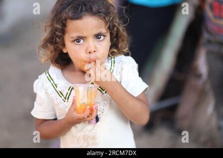 15. Juli 2023, Gazastreifen, Gazastreifen, Palästina: Verteilung von Eiscreme an Kinder aus armen Stadtvierteln im Gazastreifen. (Kreditbild: © Doaa Albaz/Quds Net News via ZUMA Press Wire) NUR REDAKTIONELLE VERWENDUNG! Nicht für den kommerziellen GEBRAUCH! Stockfoto