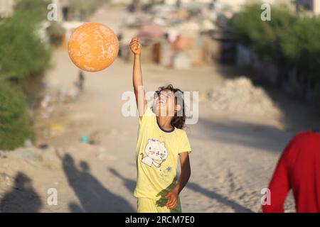 15. Juli 2023, Gazastreifen, Gazastreifen, Palästina: Kinder aus armen Stadtvierteln im Gazastreifen. (Kreditbild: © Doaa Albaz/Quds Net News via ZUMA Press Wire) NUR REDAKTIONELLE VERWENDUNG! Nicht für den kommerziellen GEBRAUCH! Stockfoto