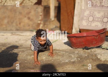 15. Juli 2023, Gazastreifen, Gazastreifen, Palästina: Kinder aus armen Stadtvierteln im Gazastreifen. (Kreditbild: © Doaa Albaz/Quds Net News via ZUMA Press Wire) NUR REDAKTIONELLE VERWENDUNG! Nicht für den kommerziellen GEBRAUCH! Stockfoto