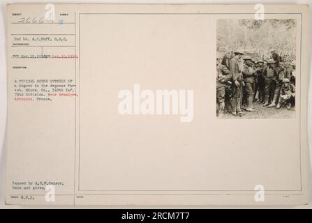 Soldaten versammelten sich vor einem Dugout im Argonne-Wald. Diese Szene ist repräsentativ für die Aktivitäten der Headquarters Company der 312. Infanterie, Teil der 78. Division, in der Nähe von Grandpre in der Ardennen-Region in Frankreich während des Ersten Weltkriegs. Das Foto wurde von der A.E.F. genehmigt Zensor und Ausstellungsdatum sind unbekannt. (50 Wörter) Stockfoto