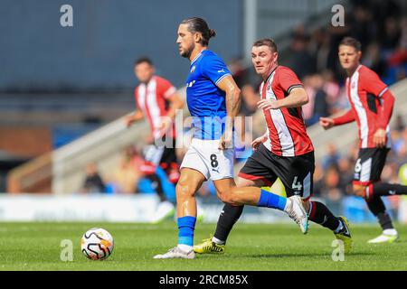 Chesterfield, Großbritannien. 15. Juli 2023. Chesterfield Mittelfeldspieler Darren Oldaker kämpft mit Sheffield United Mittelfeldspieler John Fleck (4) während des Vorsaison-freundlichen Spiels Chesterfield FC gegen Sheffield United FC im SMH Group Stadium, Chesterfield, Großbritannien am 15. Juli 2023 Credit: Every Second Media/Alamy Live News Stockfoto