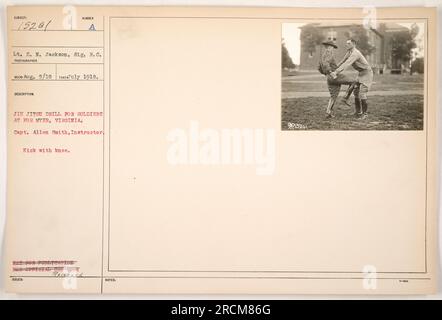 Soldaten, die im Juli 1918 an einer Jiu-Jitsu-Übung in Fort Myer, Virginia, teilnahmen. Leutnant E. N. Jackson und Fotograf Captain Allen Smith werden während der Übung gefangen genommen. Bildnummer: 111-SC-15201. Dieses Foto ist nicht zur Veröffentlichung bestimmt und nur für den offiziellen Gebrauch bestimmt.“ Stockfoto