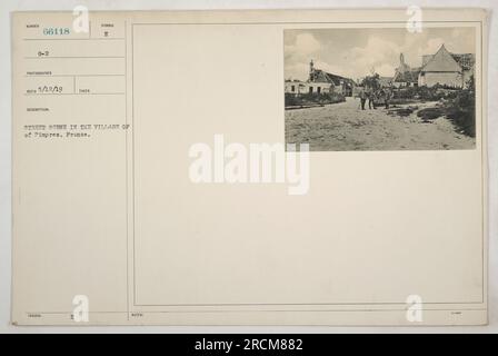 Eine Straßenszene im Dorf Pimprez, Frankreich während des Ersten Weltkriegs Das Foto wurde am 12. Mai 1919 von einem Fotografen namens RECO aufgenommen. Dieses Bild ist Teil der SUMBER 66118 G-2 Kollektion. Das Foto zeigt eine typische Straße im Dorf mit Gebäuden und Menschen, die ihre täglichen Aktivitäten ausüben. Stockfoto