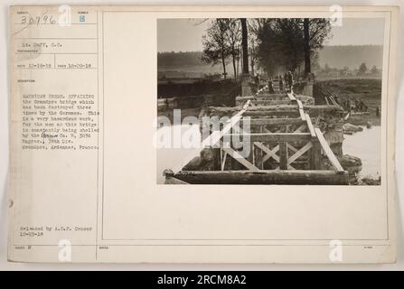 Das Bild zeigt LT. Duff und American Engineers, die die Grandpre-Brücke in Frankreich während des Ersten Weltkriegs reparieren. Die Brücke wurde dreimal von deutschen Streitkräften zerstört. Die Arbeiten waren sehr gefährlich, da die Brücke regelmäßig von Co. Beschossen wurde B, 303d Ingenieure. Dieses Foto wurde von der A.E.F. veröffentlicht Zensor am 25. Dezember 1918. Stockfoto