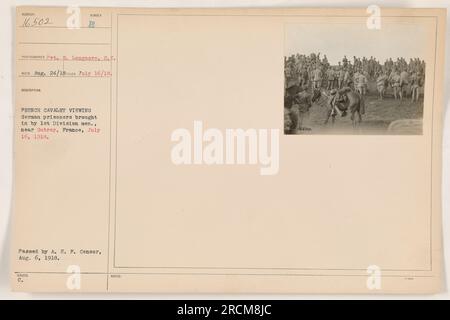 Französische Kavalleriesoldaten beobachten deutsche Gefangene, die von Mitgliedern der 1. Division in der Nähe von Gutray, Frankreich, am 16. Juli 1918 eingebracht wurden. Foto aufgenommen von Pvt. R. Longacre, S.C. Nummer 16502. Von A.E.F. übergangen Zensor am 6. August 1918. C. Anmerkungen: 16802. Stockfoto