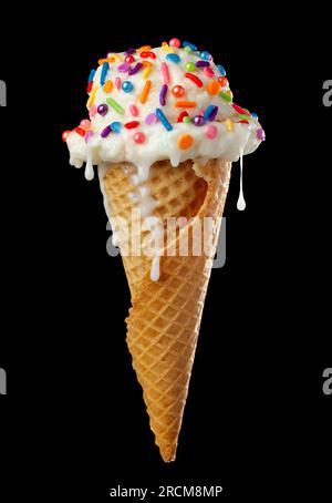 Nahaufnahme von tropfendem und schmelzendem Eis mit Vanilleeis und einer Waffel bedeckt mit bunten Streuseln, isoliert auf Schwarz Stockfoto