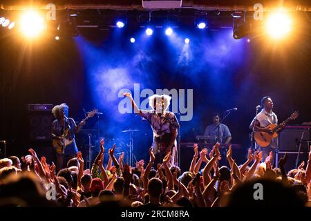 Berlin, Deutschland. 15. Juli 2023. Die brasilianische Künstlerin Liniker tritt am 15. Juli 2023 mit ihrer Band Liniker e os Caramelows beim Psicotropicos Festival 2023 im Festsaal Kreuzberg auf der Bühne auf. (Foto: Emmanuele Contini/NurPhoto) Kredit: NurPhoto SRL/Alamy Live News Stockfoto