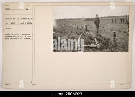 Grab von Quentin Roosevelt, Aviator, getötet am 14. Juli 1918, in der Nähe von Chamery, Marne, Frankreich. Dieses Foto wurde am 6. August 1918 von CPL P.H. Ingleston aufgenommen. Das zur Identifizierung des Grabes ausgestellte Zeichen ist mit dem Buchstaben E. KA gekennzeichnet. Stockfoto