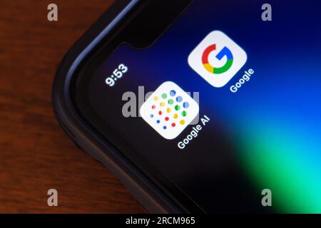 Vancouver, KANADA - Juni 29 2023 : Bild von Google AI und Google Ikonen auf einem iPhone. Google AI ist eine Abteilung von Google, die sich der KI-Technologie widmet Stockfoto