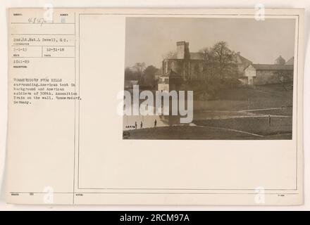 Während des Ersten Weltkriegs stationierte amerikanische Soldaten in Rommersdorf. Das Foto zeigt den Blick auf Rommersdorf von den umliegenden Hügeln aus, mit einem amerikanischen Zelt im Hintergrund und Mitgliedern des Munition Train aus dem Jahr 308. Das Bild wurde von 2. Lieutenant Nat aufgenommen. L Dewell am 1. März 1919. Stockfoto