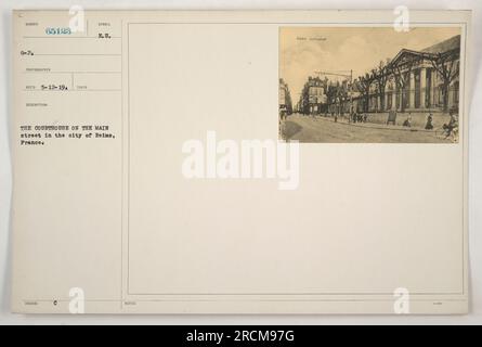 Das Bild zeigt das Gerichtsgebäude an der Hauptstraße der Stadt Reims, Frankreich. Das Foto wurde während des Sonnenuntergangs auf G-2 65123 vom Fotografen RECO am 12. Mai 1919 aufgenommen. Das Gerichtsgebäude ist auf dem Bild abgebildet. Stockfoto
