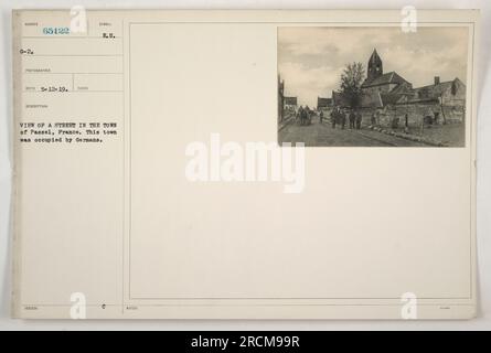Soldaten, die sich während des Ersten Weltkriegs durch eine Straße in Passel, Frankreich, machten. Dieses Foto zeigt die Folgen der deutschen Besatzung in der Stadt. Das Foto wurde am 12. Mai 1919 von einem G-2-Fotografen mit dem ausgestellten Identifikationssymbol der EU aufgenommen Stockfoto