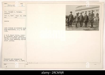 Pvt. Vincent J. Palumbo und andere Militäroffiziere, darunter Major Benton, Lieutenant R. Fraumont, Major Griffin, Fähnrich J.J. McAtee und Captain Charles Wetten sind auf diesem Foto am 29. September 1918 zu sehen, wie 1200 Tauben während eines Futurity Race von Washington D.C. nach New York gebracht werden. Das Foto wurde von einem Militärfotografen aufgenommen und von M.I.B. am 7. Oktober 1918 zensiert. Stockfoto