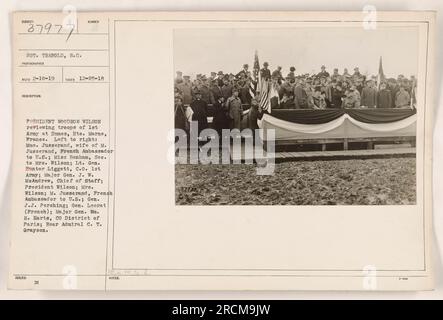 Präsident Woodrow Wilson überprüft Truppen der Let Army bei Humes, hte. Marne, Frankreich. Auf dem Foto von links nach rechts sind Madame Jusserand, Ehefrau von M. Jusserand (französischer Botschafter in den USA), Miss Benham (Sekretärin von Mrs. Wilson), LT. General Hunter Liggett (kommandierender Offizier der 1. Armee), Major General J.W. McAndrew (Stabschef), President Wilson, Mrs. Wilson, M. Jusserand (französischer Botschafter in den USA), General J.J. Pershing, General Leorat (Französisch), Major General Wa. H. Harts (Befehlshaber des Bezirks Paris) und Konteradmiral C.T. Grayson. Stockfoto