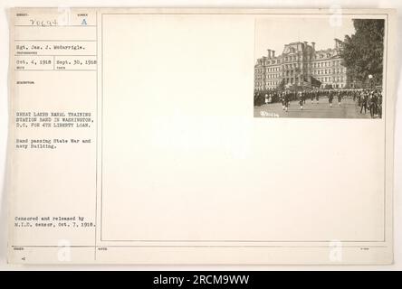 Sergeant James McGarrigle von der Great Lakes Naval Training Station Band in Washington, D.C., die an der Liberty Loan Parade 4. teilnimmt. Die Band wird am State war and Navy Building vorbeigesehen. Das Foto wurde am 30. September 1918 aufgenommen und erhielt es am 4. Oktober 1918. Es wurde unter Zensur ausgestellt und am 7. Oktober 1918 vom M.I.D. Zensor freigegeben. Stockfoto