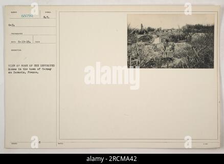 : Dieses Foto zeigt die Folgen der Zerstörung in der Stadt Cernay au Dormois, Frankreich während des Ersten Weltkriegs. Die Häuser auf dem Bild werden sichtbar beschädigt und zerstört, was die Zerstörung durch die militärischen Aktivitäten widerspiegelt. Stockfoto