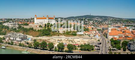 Panoramablick auf die Burg Bratislava und den Teil der Altstadt im Sommer. Stockfoto