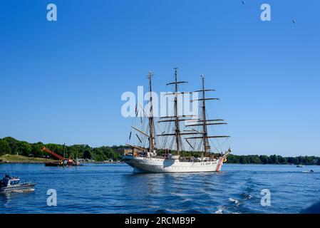 Schweden, Stockholm - 12. juni 2022; Motorrettungsboot der US-Küstenwache, reflektiert im Wasser Stockfoto