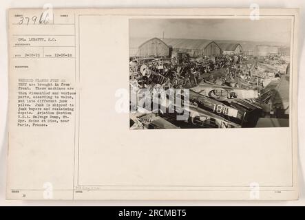 Zerstörte Flugzeuge, die von der Front in die USA gebracht wurden Bergungskippe bei Paris, Frankreich. Die Ebenen werden dann zerlegt, und die Teile werden basierend auf ihrem Wert in verschiedene Spam-Stapel sortiert. Der Schrott wird später an Schrottkäufer und Rückgewinnungslager geliefert. Datum: 26. Dezember 1918. Foto von CPL. Schmierig. Stockfoto