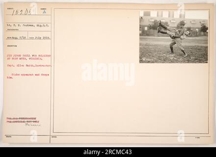 Soldaten in Fort Myer, Virginia, nehmen im Juli 1918 an einer Jiu-Jitsu-Übung Teil. Leutnant E. N. Jackson vom Signalkorps hat dieses Foto aufgenommen und Captain Allen Smith gezeigt, der den Soldaten Anweisungen gab. Das Bild zeigt Smith, wie er einen Kick auf seinen Gegner ausrichtet. Dieses Foto wurde offiziell zur Veröffentlichung freigegeben und ist nur für den offiziellen Gebrauch bestimmt. Stockfoto