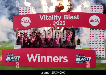 Birmingham, Großbritannien. 15. Juli 2023. Somerset hebt die Trophäe „Vitality Blast“ für 2023 während des Vitality T20 Blast Finales zwischen Essex Eagles und Somerset am Edgbaston Cricket Ground, Birmingham, England, am 15. Juli 2023. Foto: Stuart Leggett. Nur redaktionelle Verwendung, Lizenz für kommerzielle Verwendung erforderlich. Keine Verwendung bei Wetten, Spielen oder Veröffentlichungen von Clubs/Ligen/Spielern. Kredit: UK Sports Pics Ltd/Alamy Live News Stockfoto