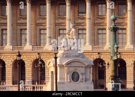 Place de la Concorde Paris, Statue de Lille. Historischer Place de la Revolution, der zur Arkade in der Rue de Rivoli 1795 führt. Haussmann Architektur Stockfoto