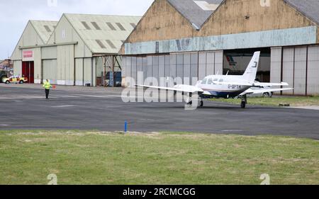 Nach der Landung am Blackpool Aerodrome, Blackpool, Lancashire, Vereinigtes Königreich, Europa, hält ein leichtes Flugzeug an Stockfoto