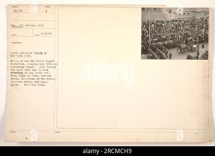 Das 2. Feldsignalbataillon hat den offiziellen Prüfstand während einer Parade der First Division in New York City passiert. In der ersten Reihe sind General March, Secretary of war Baker, Gouverneur Smith und Bürgermeister Hylan zu sehen. Dieses Foto wurde am 10. September 1919 von Sergeant J.P. aufgenommen Mulser, S.C. Stockfoto