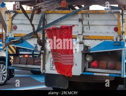 Rotes Tuch, das am Ende der Fracht in einem fahrenden Lkw befestigt ist Stockfoto