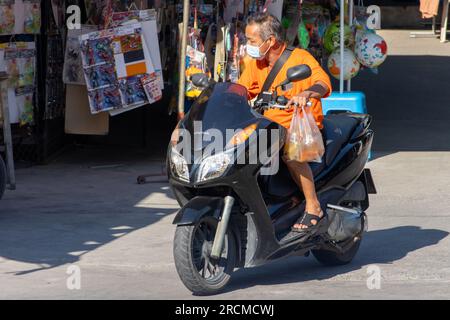 SAMUT PRAKAN, THAILAND, FEBRUAR 08 2023, Ein Mann fährt auf dem Marktplatz Motorrad Stockfoto